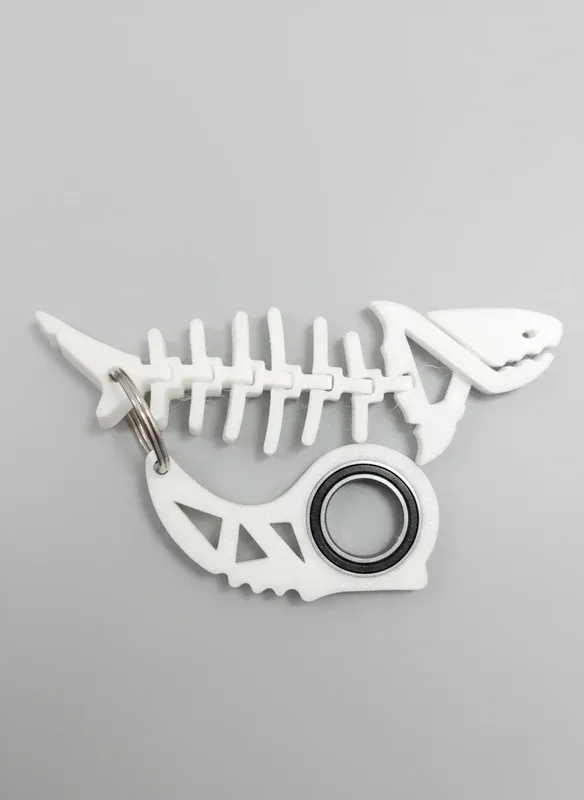 Brelok rekin flexi z PLA + keyrambit biały – handmade