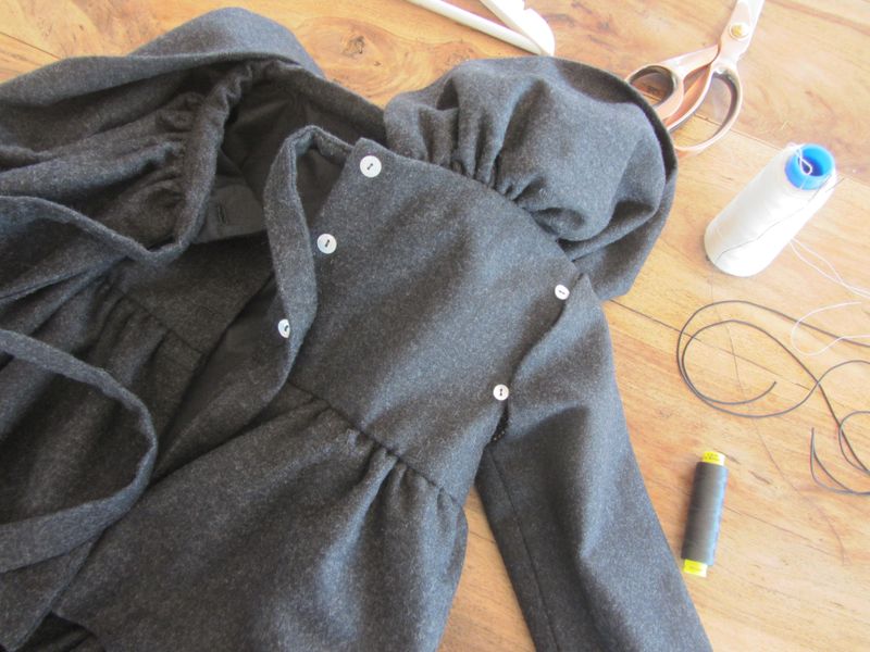 Capa gris marengo pompón zorro