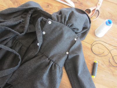 Capa gris marengo pompón zorro