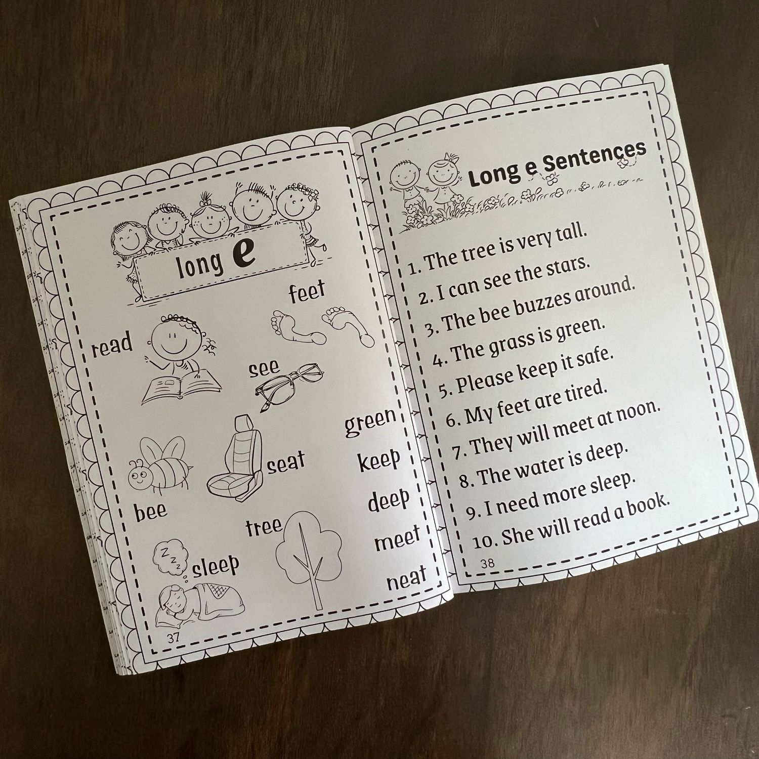 Phonics Funhouse - A Reading book to master phonics .Suitable for 3-6 years