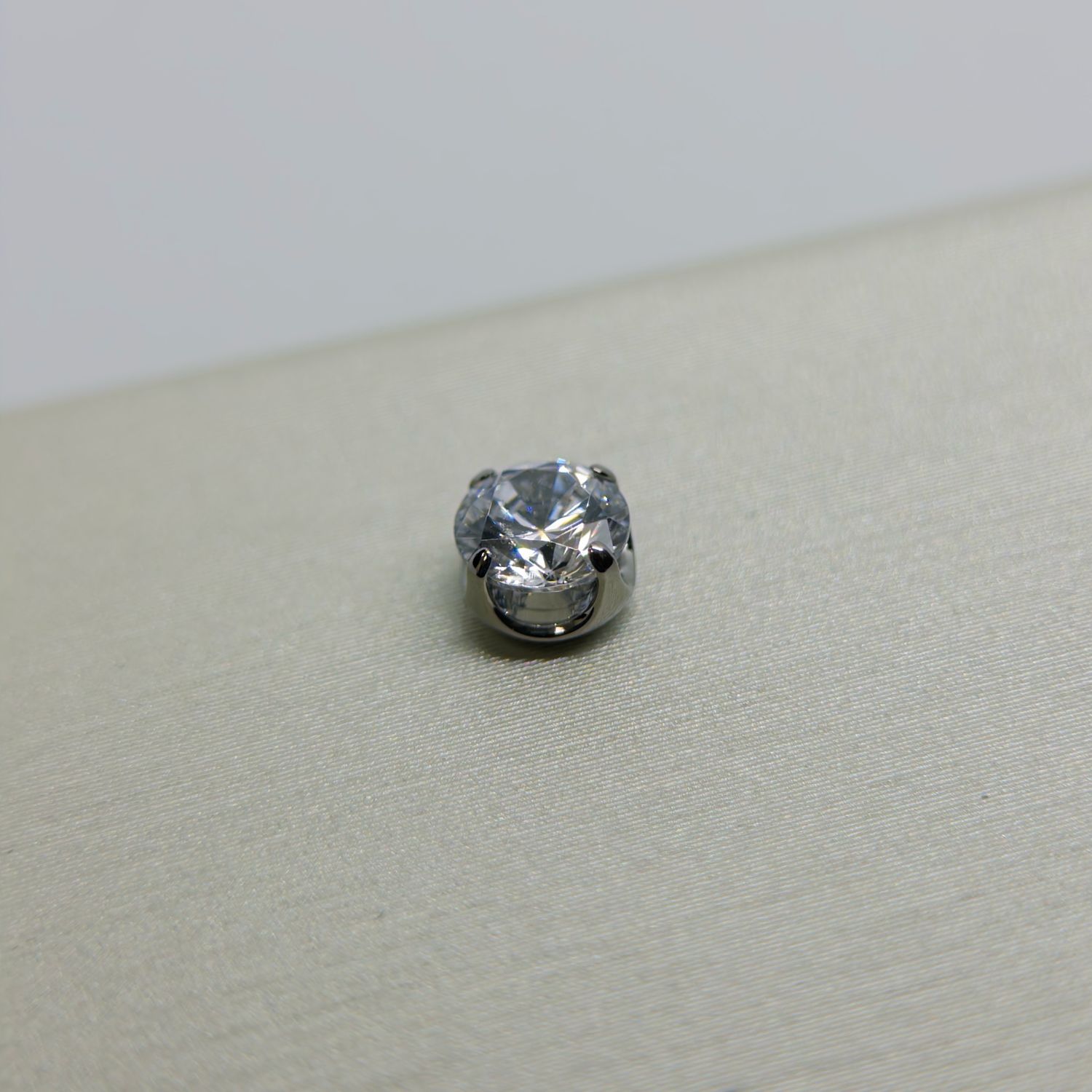White Prong-Set CZ