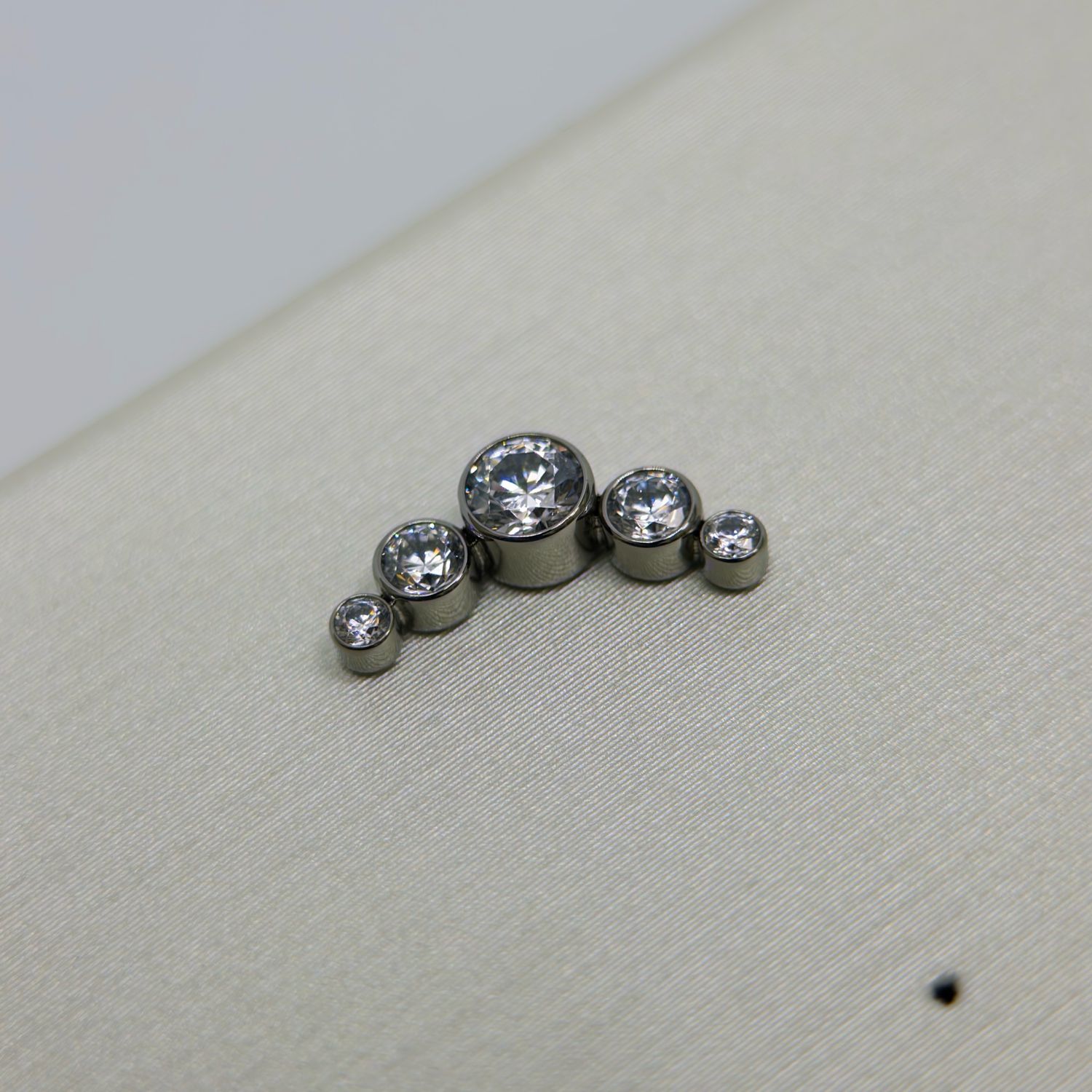 Curved 5 Gem Cluster