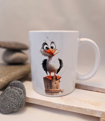 Tasse mit Möwe auf Poller
