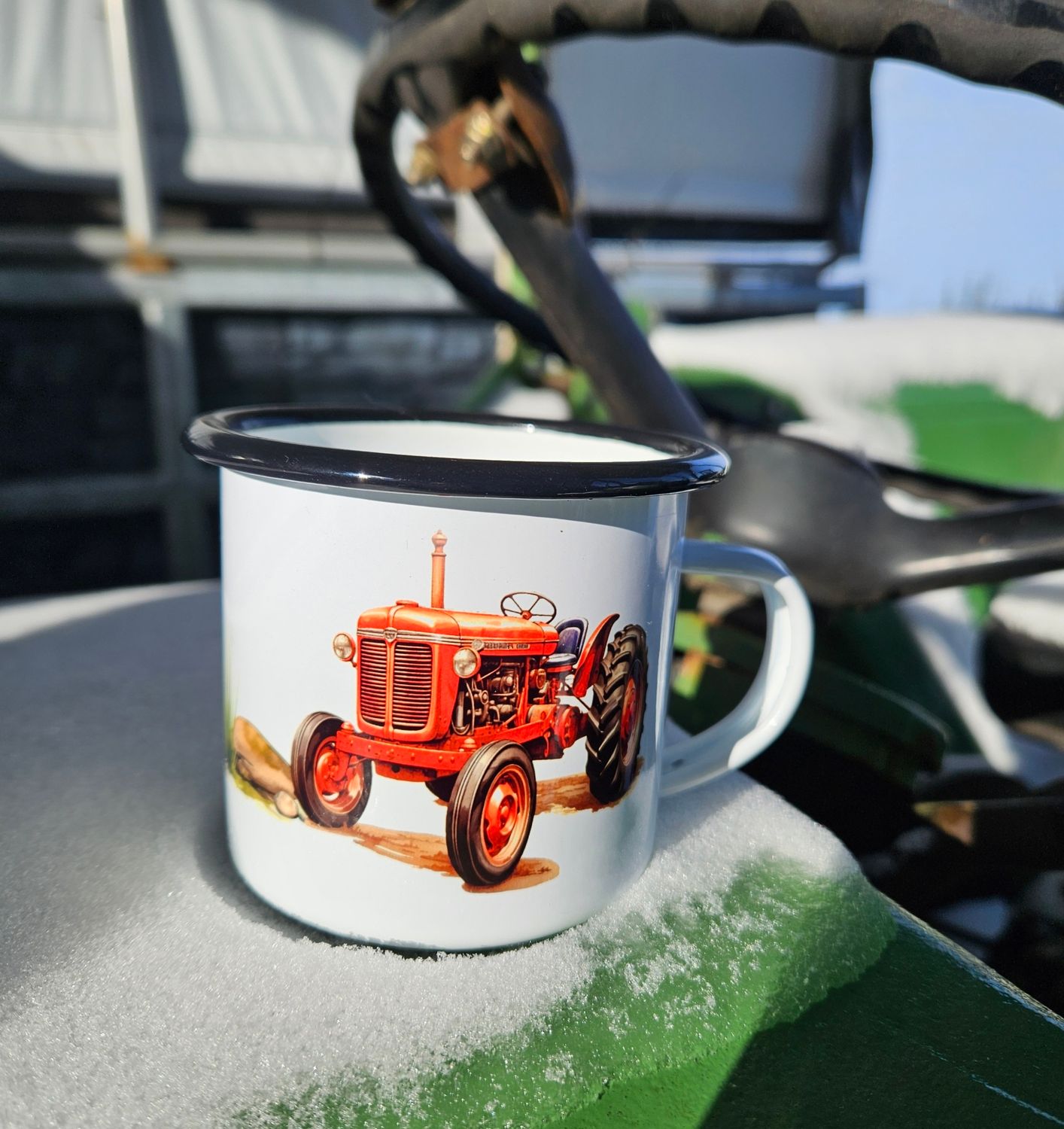Tasse kleiner roter Traktor