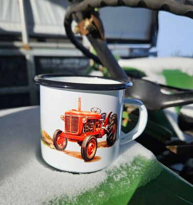 Tasse kleiner roter Traktor