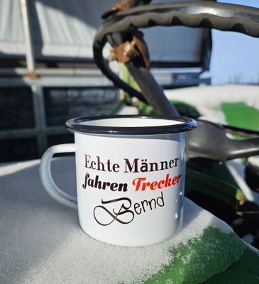 Tasse kleiner roter Traktor