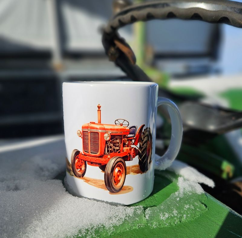 Tasse kleiner roter Traktor