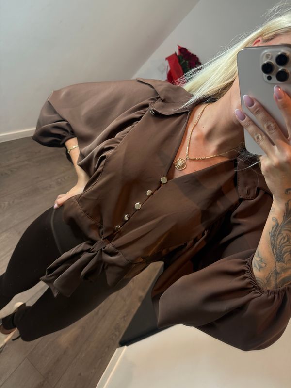 Brązowa koszula z wiązaniem