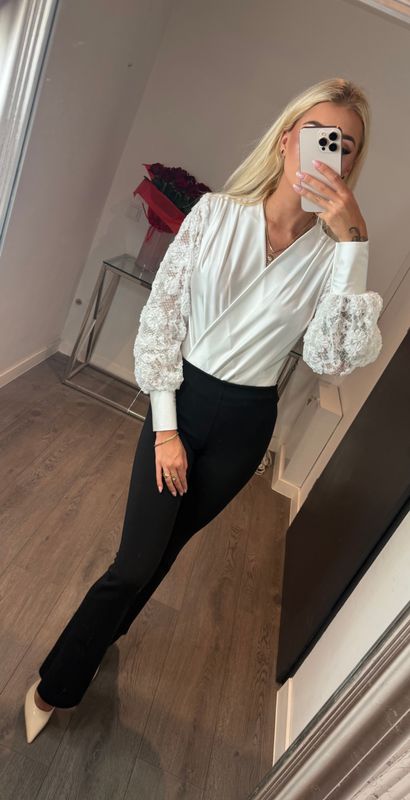 Body z ozdobnym rękawem