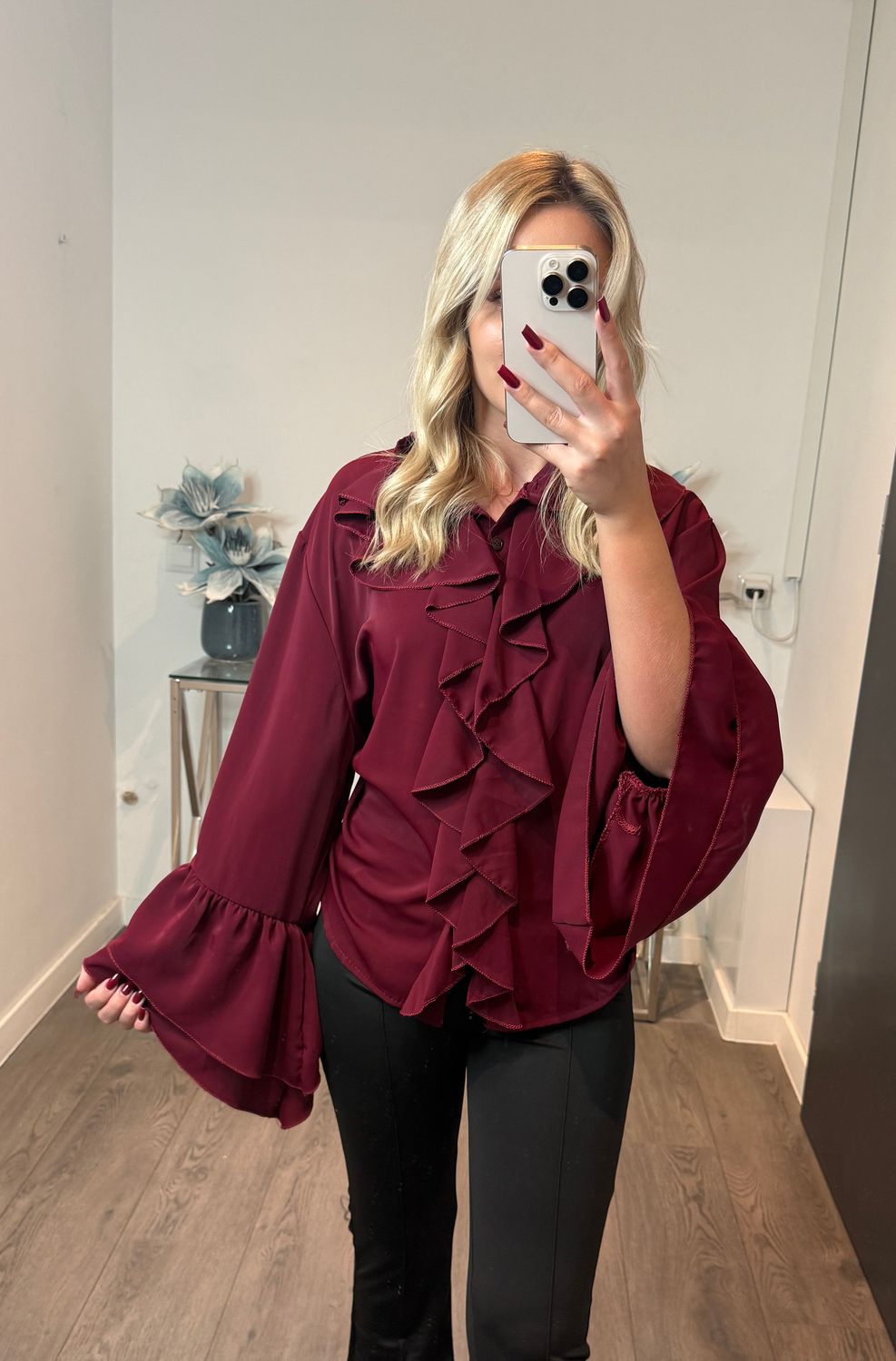 Bordowa koszula z żabotem