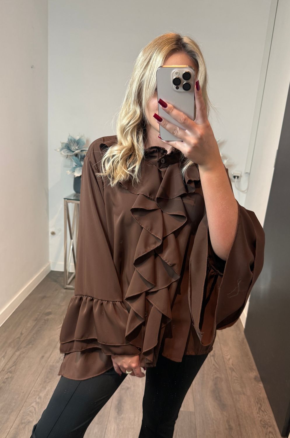 Brązowa koszula z żabotem