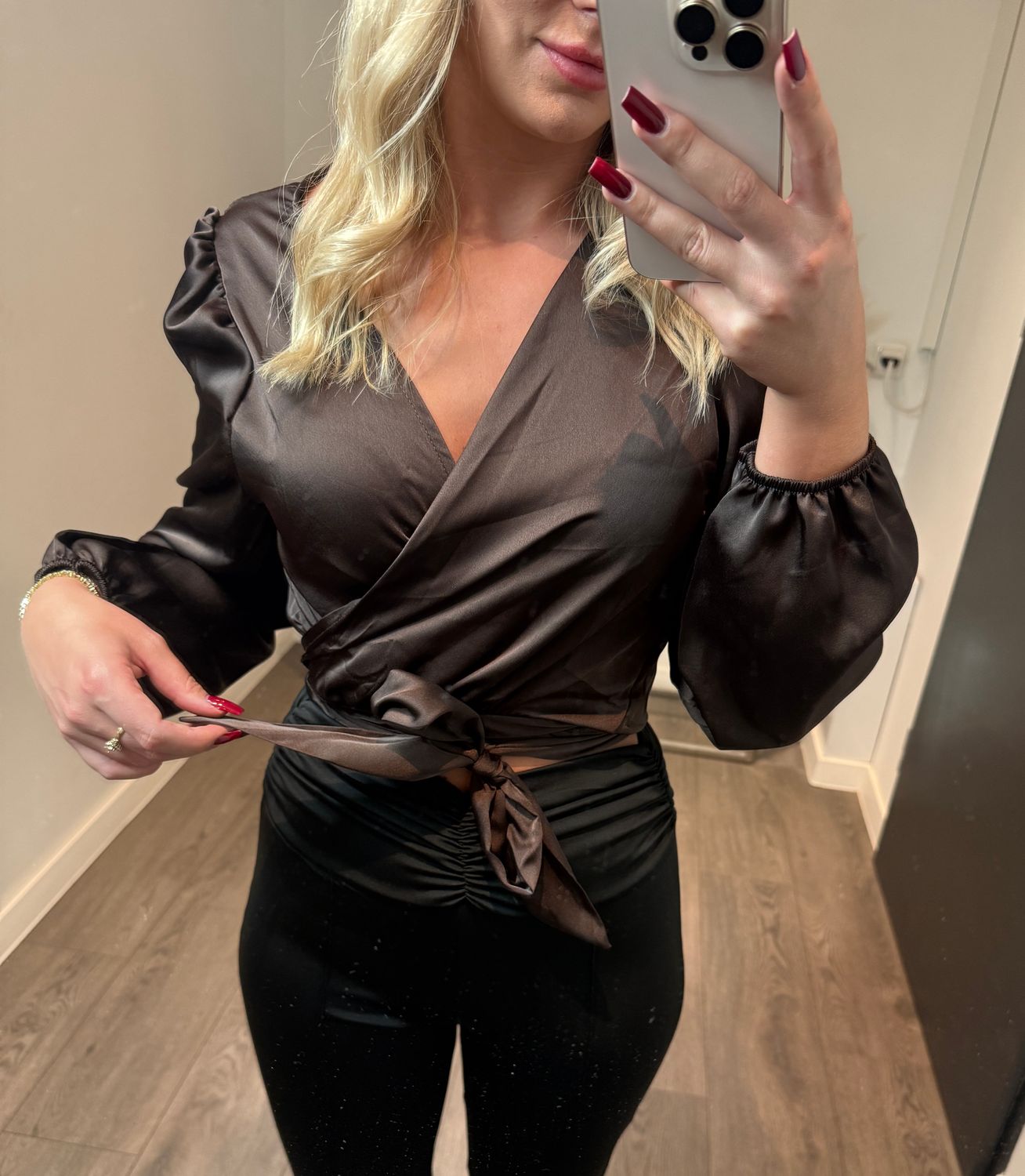 Satynowa bluzka z wiązaniem