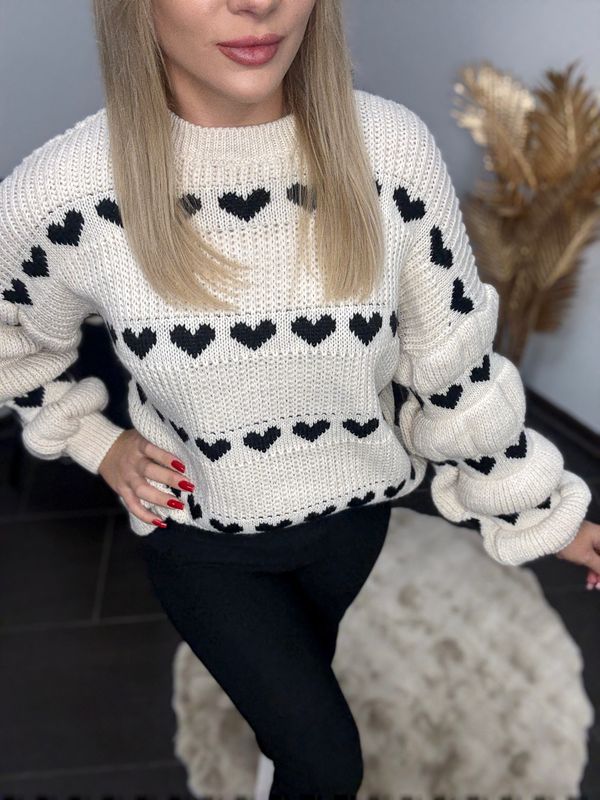 Beżowy sweter w serduszka