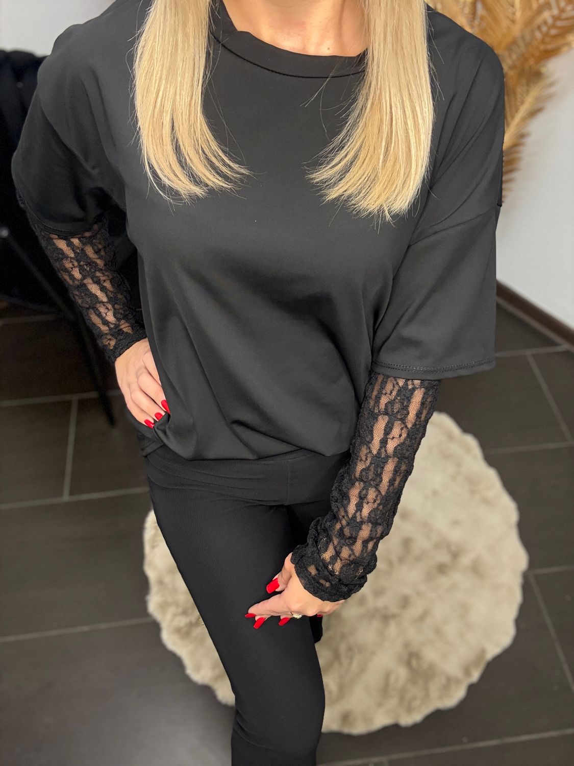 Czarna bluzka z koronkowymi rękawami
