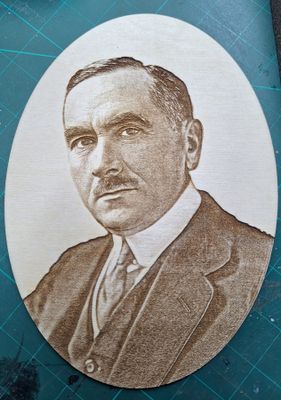 Roman Dmowski -owal sklejka