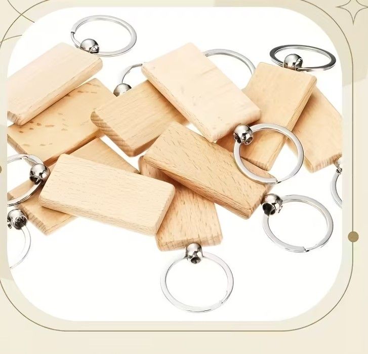 Drveni privjesak za ključeve – prirodni materijal s gravurom