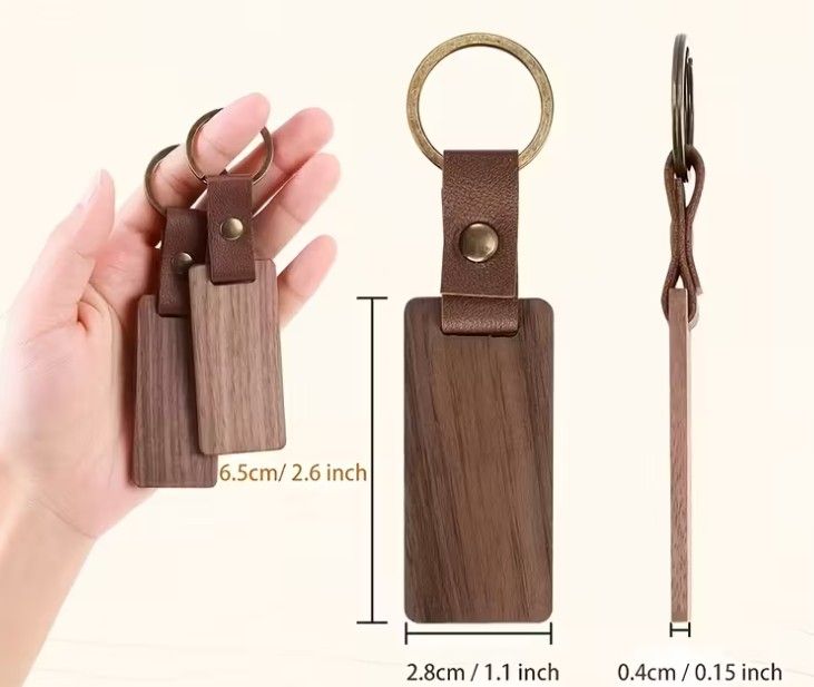 Drveni pravokutni privjesak s metalnim prstenom – personalizirana gravura