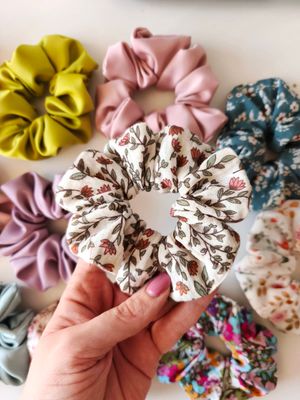 Medium Scrunchie Old garden