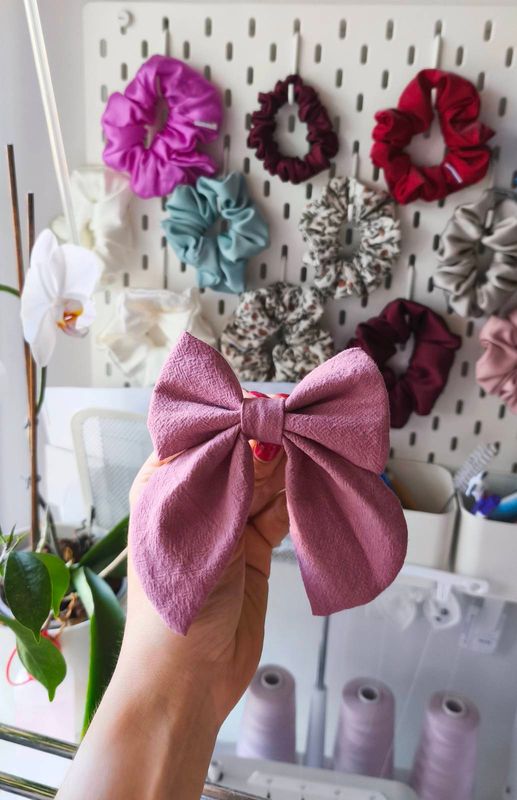 Kokarda do włosów Aurelia – bawełniana, antyczny róż Ręcznie szyta kokarda Aurelia Antique Rose do włosów