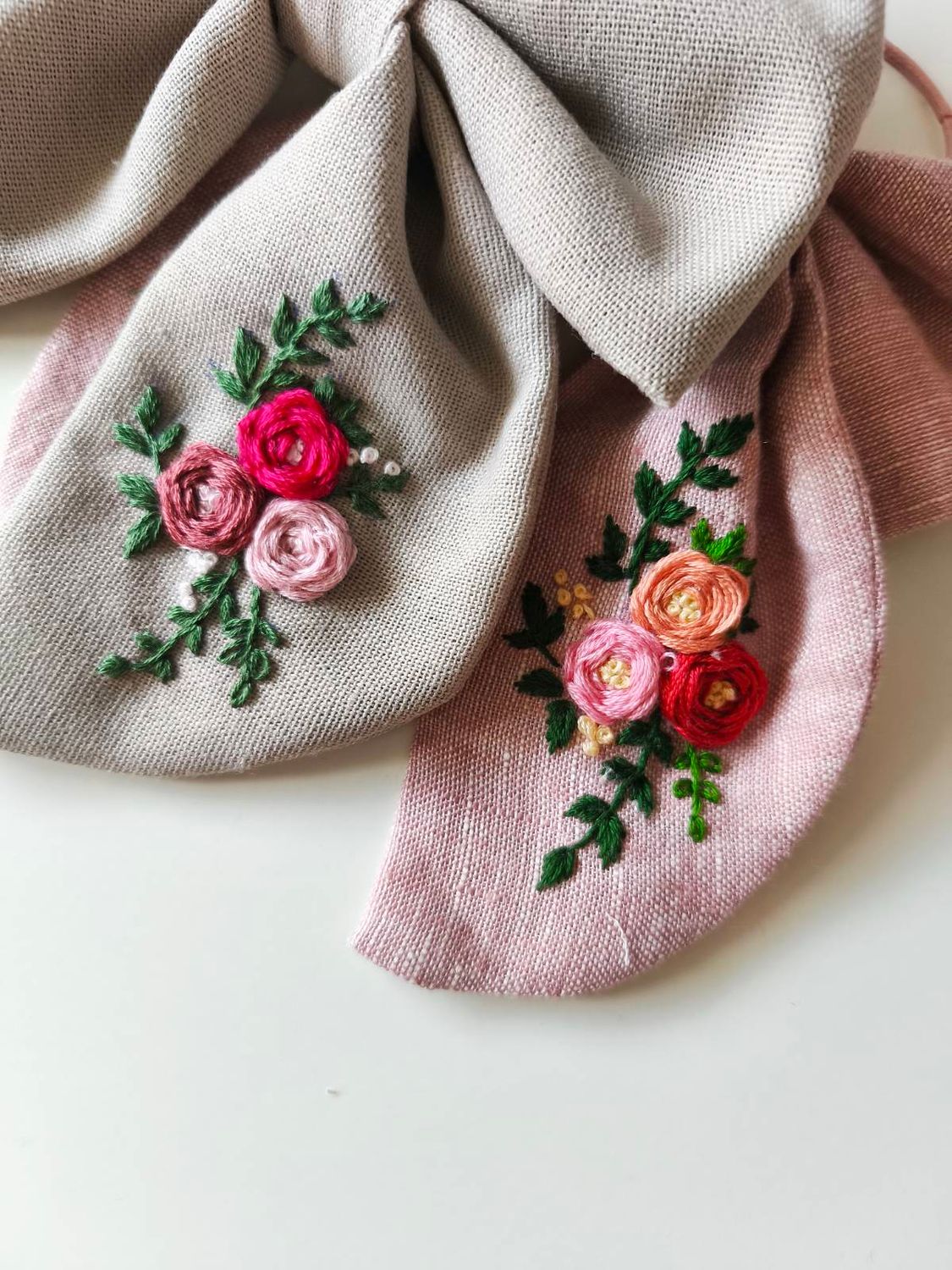 Kokarda "Lena" Grey Linen (personalizowany haft)