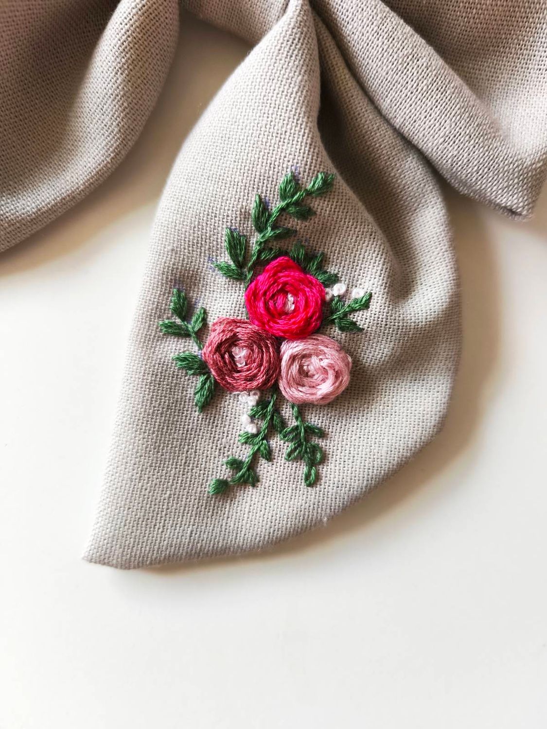 Kokarda "Lena" Grey Linen (personalizowany haft)