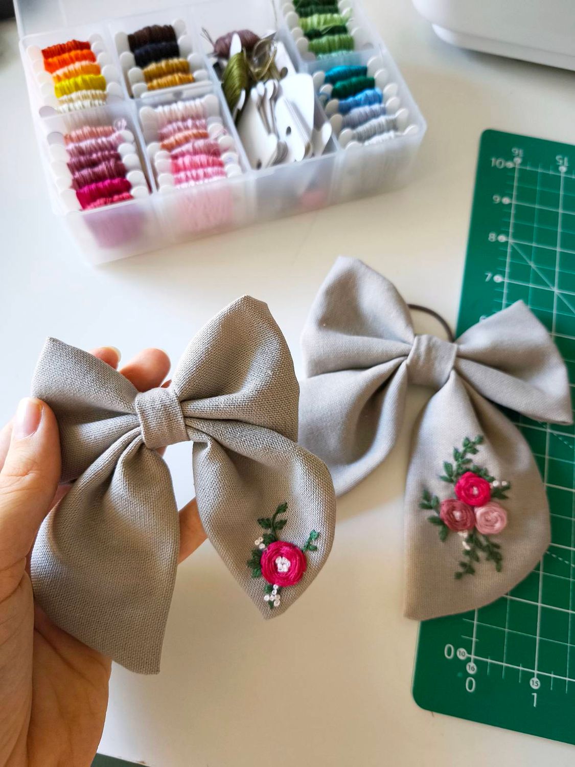 Kokarda "Lena" Grey Linen (personalizowany haft)