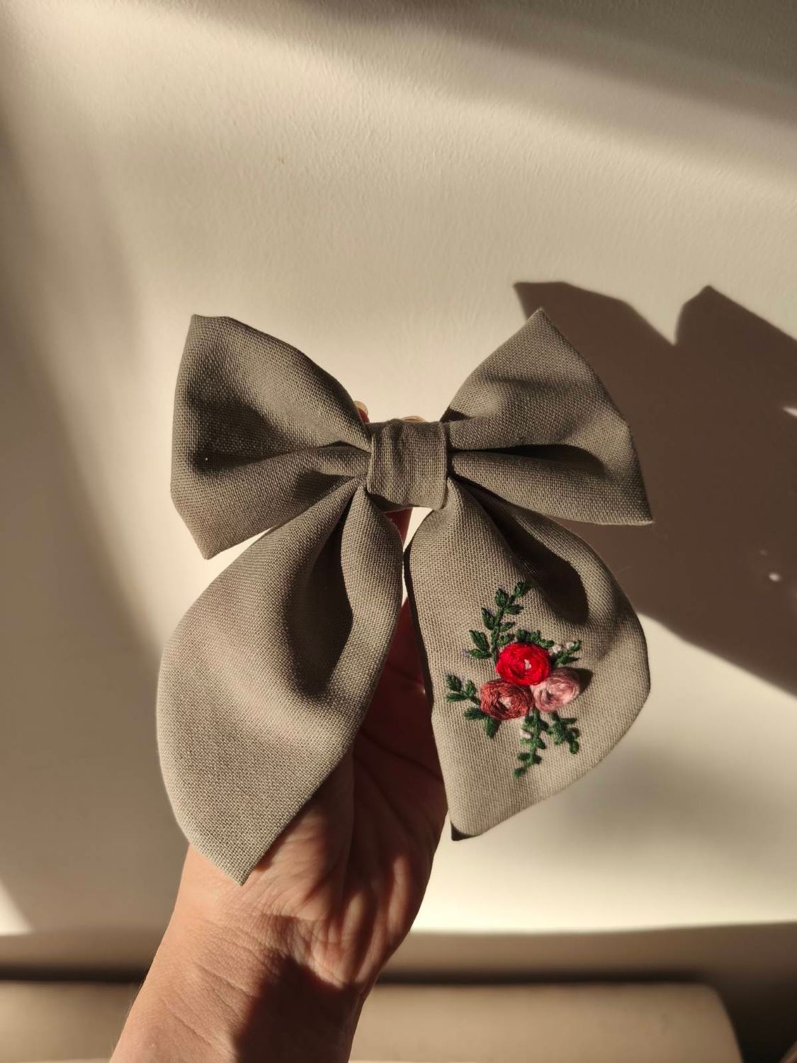 Kokarda "Lena" Grey Linen (personalizowany haft)