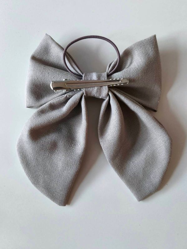Kokarda Lena Grey Linen jako prezent z personalizowanym haftem