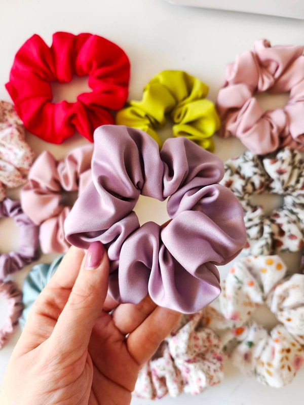 Scrunchie Heather w średnim rozmiarze do codziennej fryzury