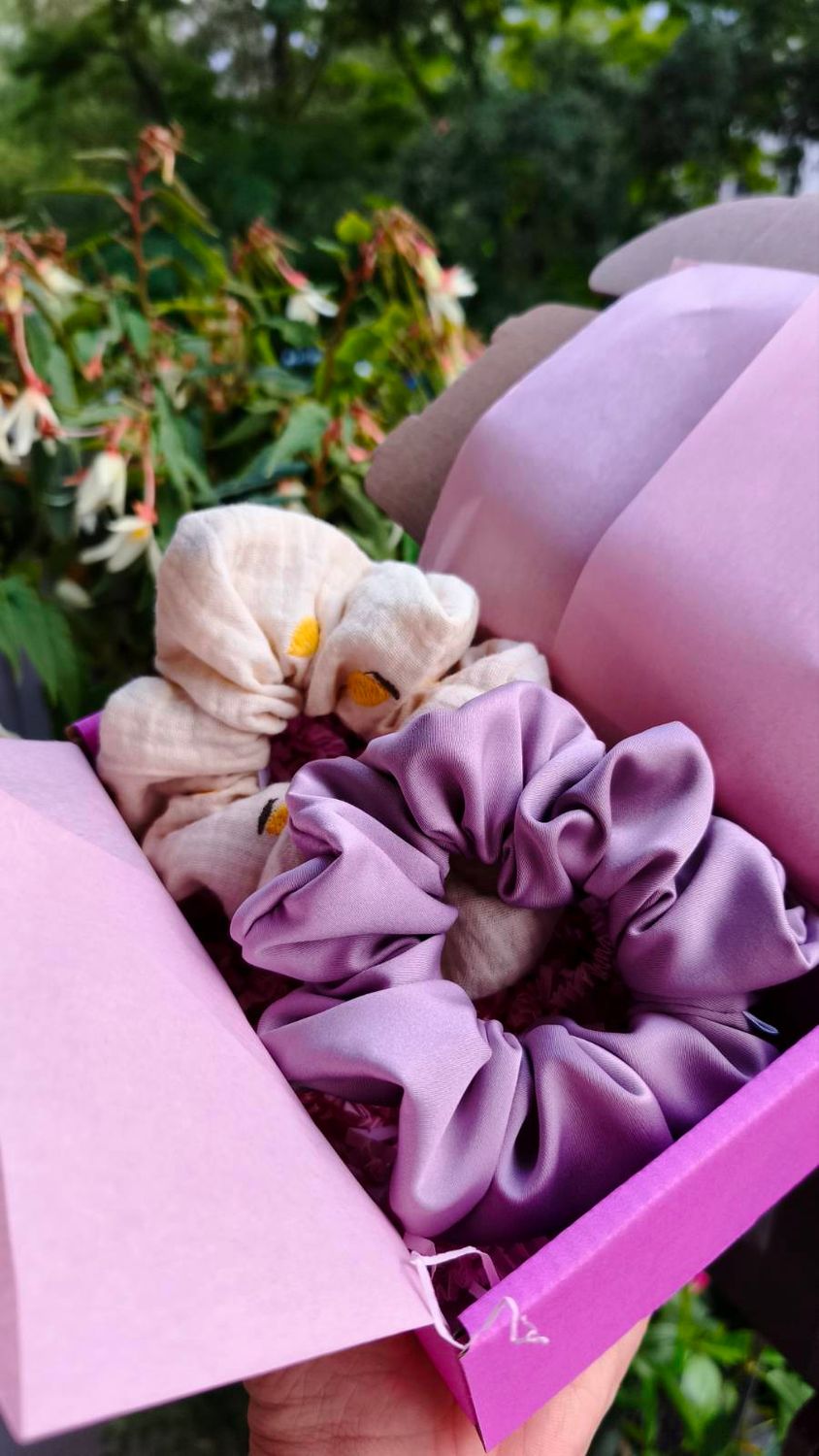 Średnia satynowa scrunchie Heather – wrzosowa gumka do włosów
