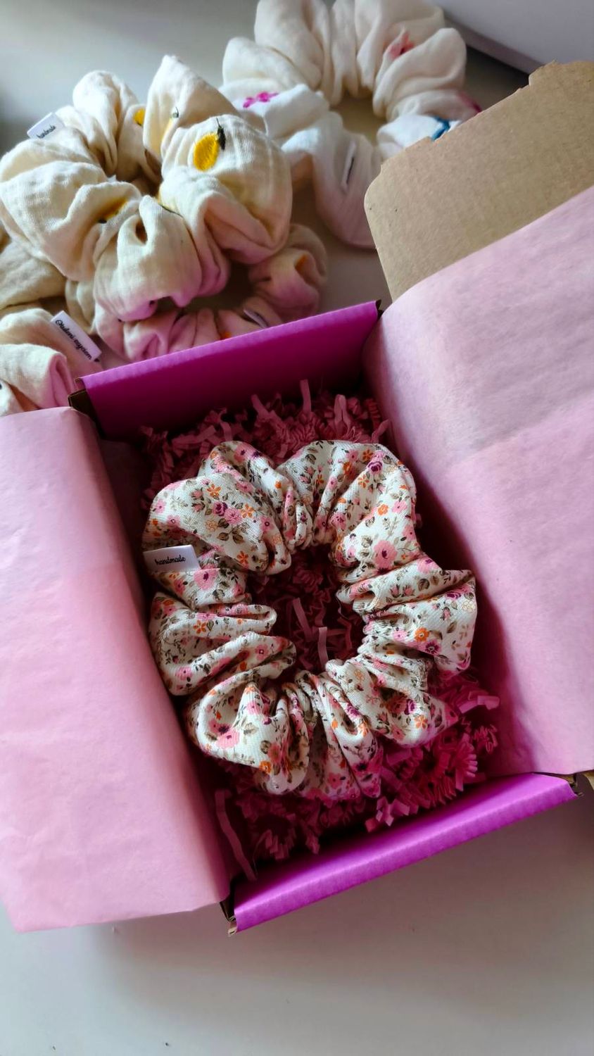 Średnia bawełniana scrunchie Floral – gumka w różowe kwiaty