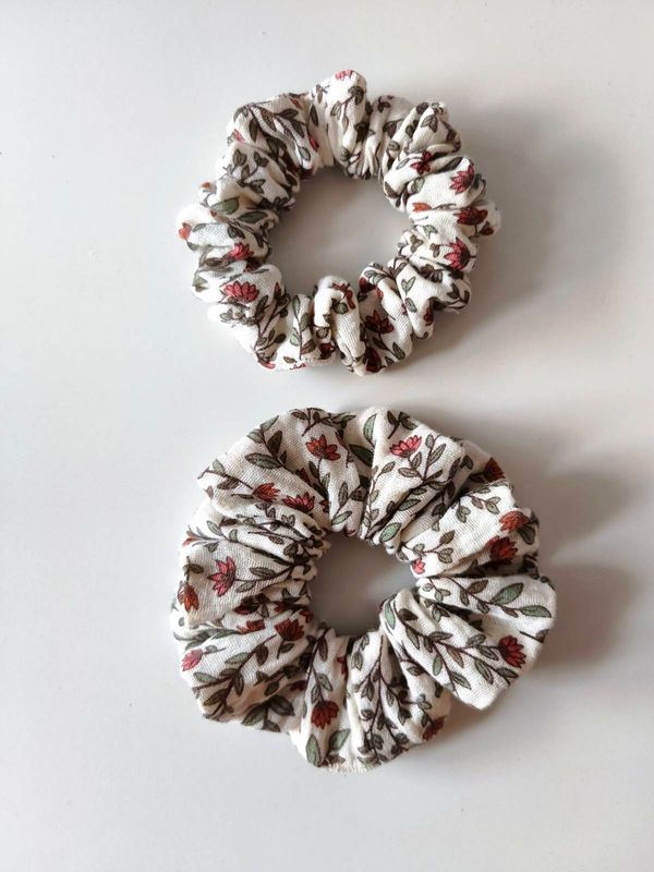 Scrunchie Old Garden jako ozdoba do codziennej fryzury