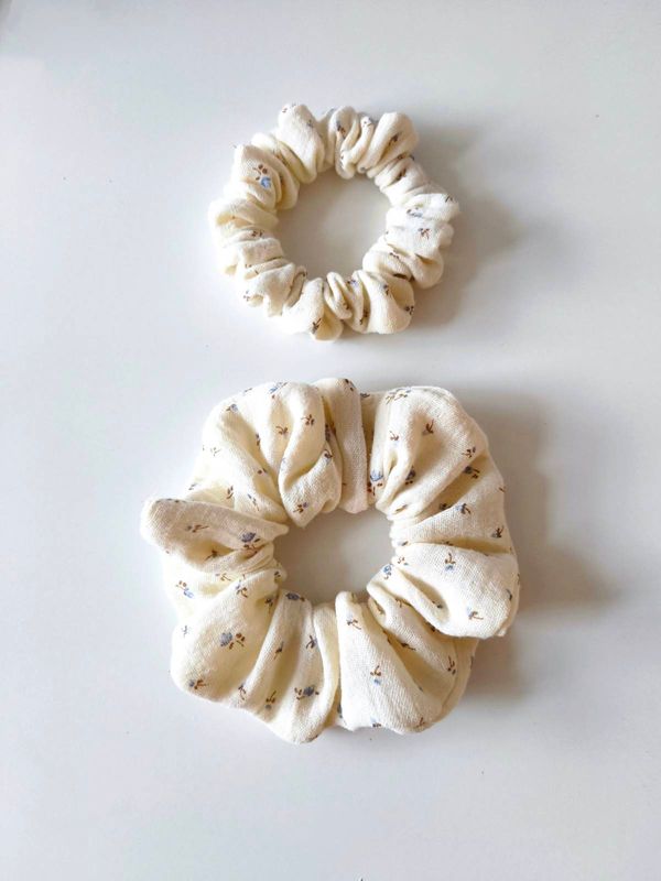 Delikatna mini gumka scrunchie w kwiatowy wzór
