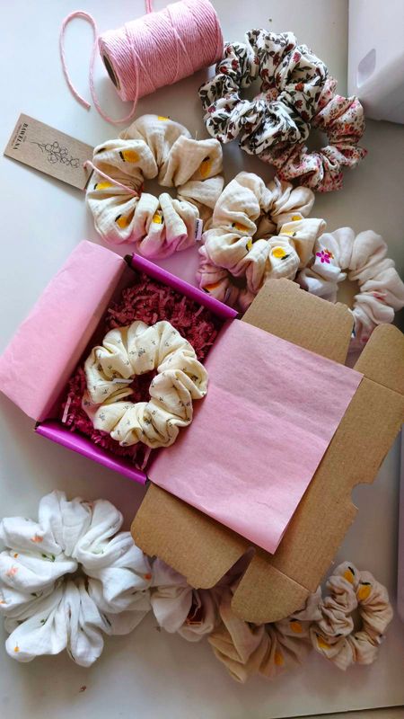 Średnia scrunchie Mini Blossom – muślinowa gumka do włosów