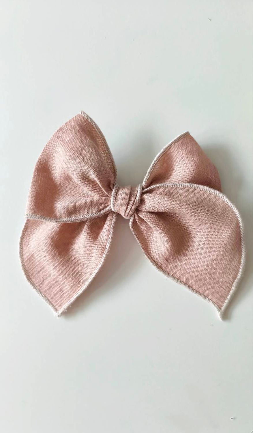 Ręcznie szyta kokardka Zuzia Rosy Linen z personalizowanym haftem