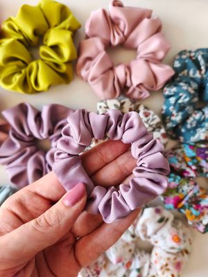 Ręcznie szyta mini scrunchie Heather do włosów