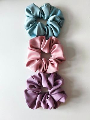 Delikatna średnia gumka scrunchie w kolorze różowym