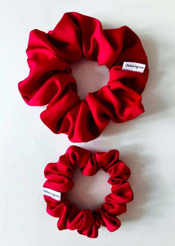 Mała gumka scrunchie do włosów w kolorze bordowym