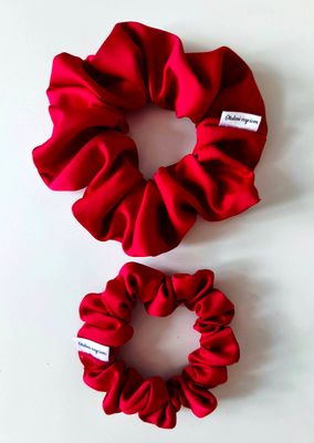 Mała gumka scrunchie do włosów w kolorze bordowym