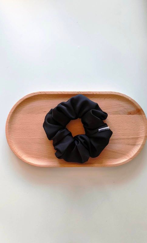 Delikatna duża gumka scrunchie w klasycznej czerni