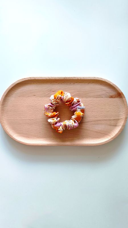 Delikatna mini gumka scrunchie w pudrowym odcieniu różu