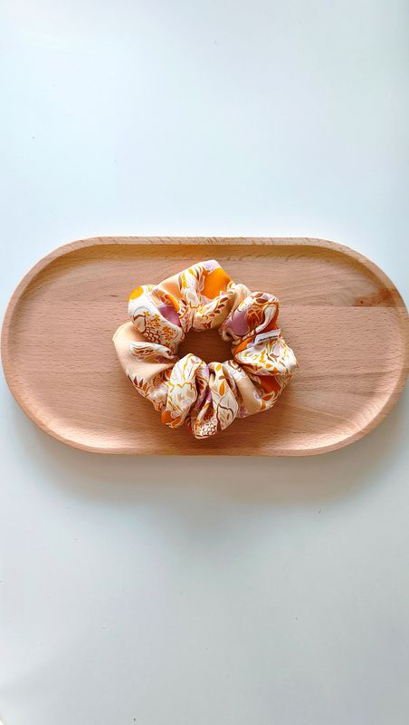 Delikatna średnia gumka scrunchie w pudrowym odcieniu różu