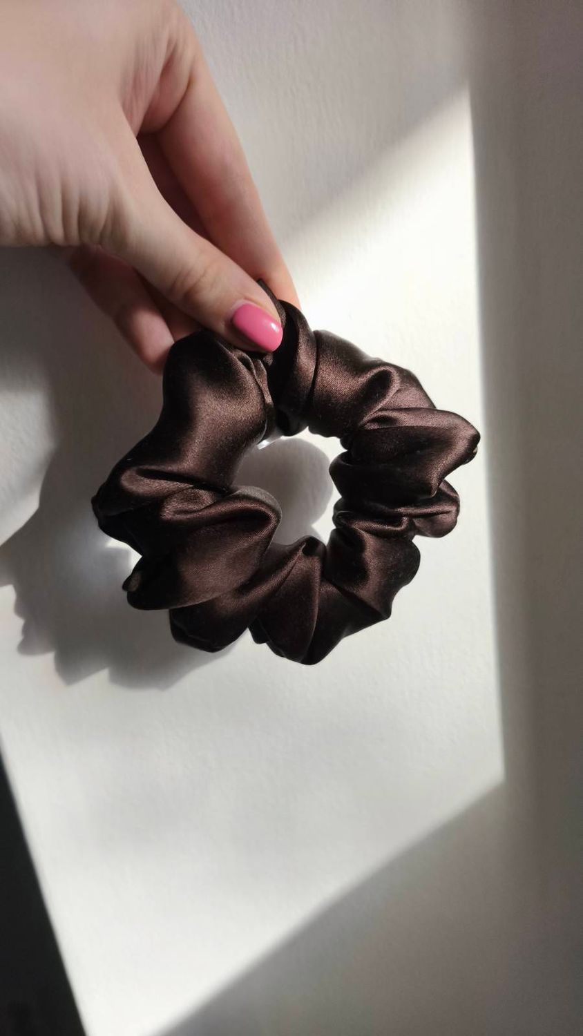 Medium Scrunchie Jedwabna warm brown