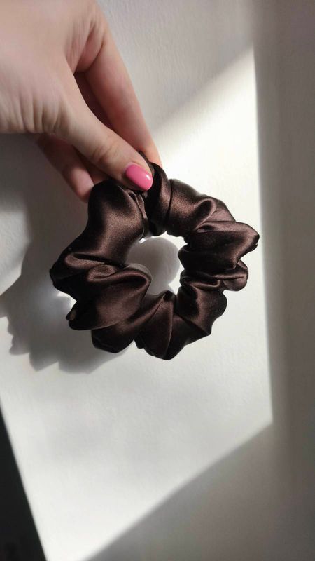 Medium Scrunchie Jedwabna warm brown