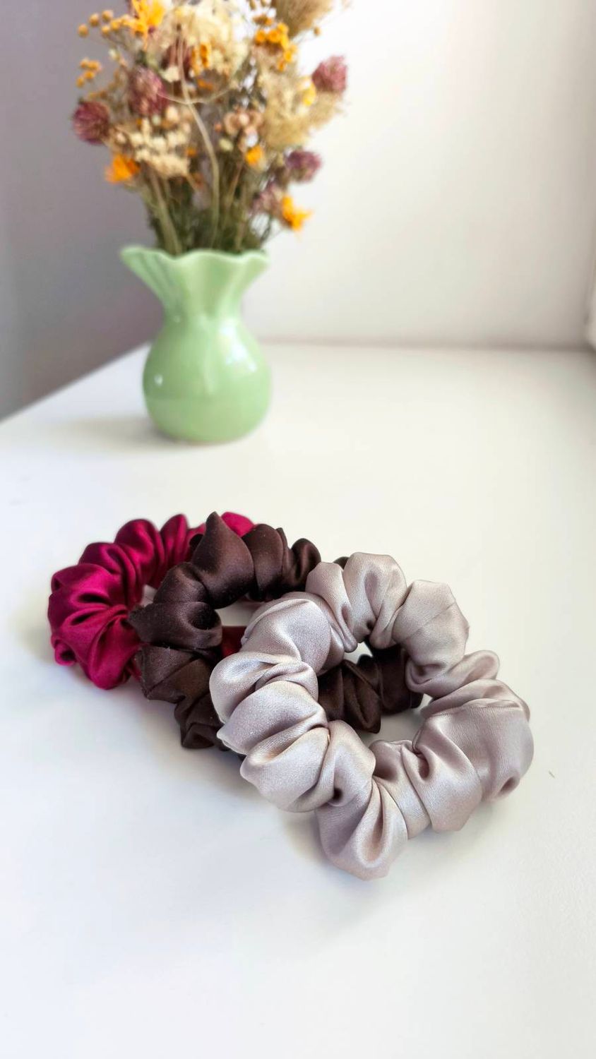 Medium Scrunchie Jedwabna warm brown