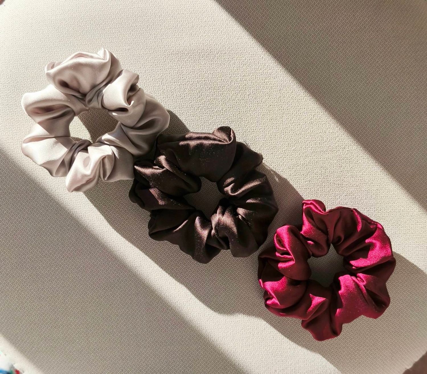 Medium Scrunchie Jedwabna Burgund