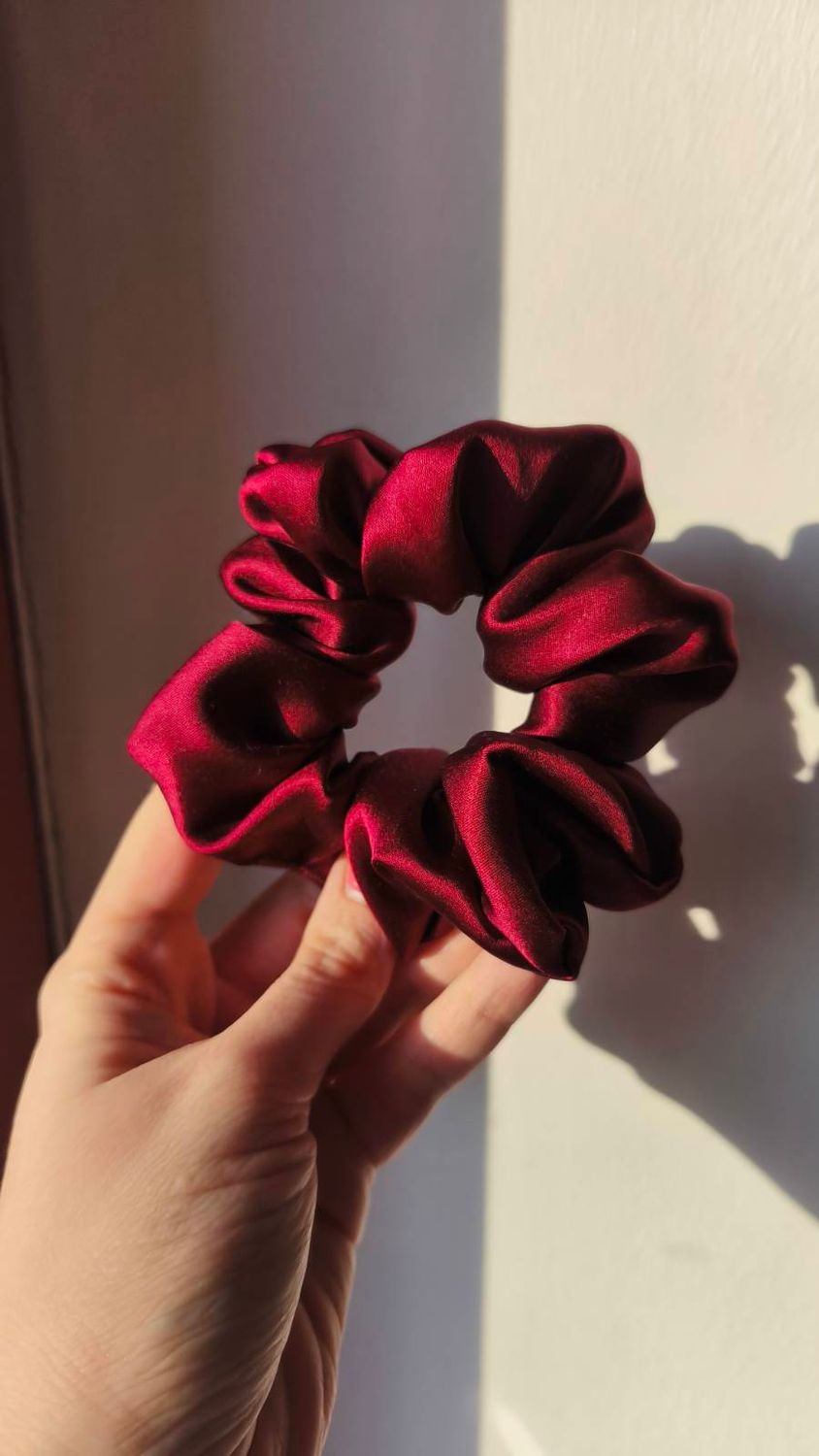 Medium Scrunchie Jedwabna Burgund