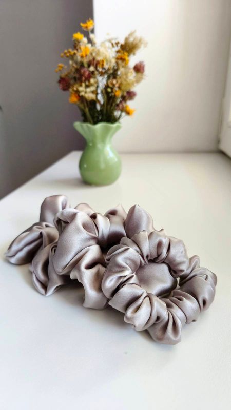 Ręcznie szyta gumka do włosów Medium Scrunchie Jedwabna Silver Grey