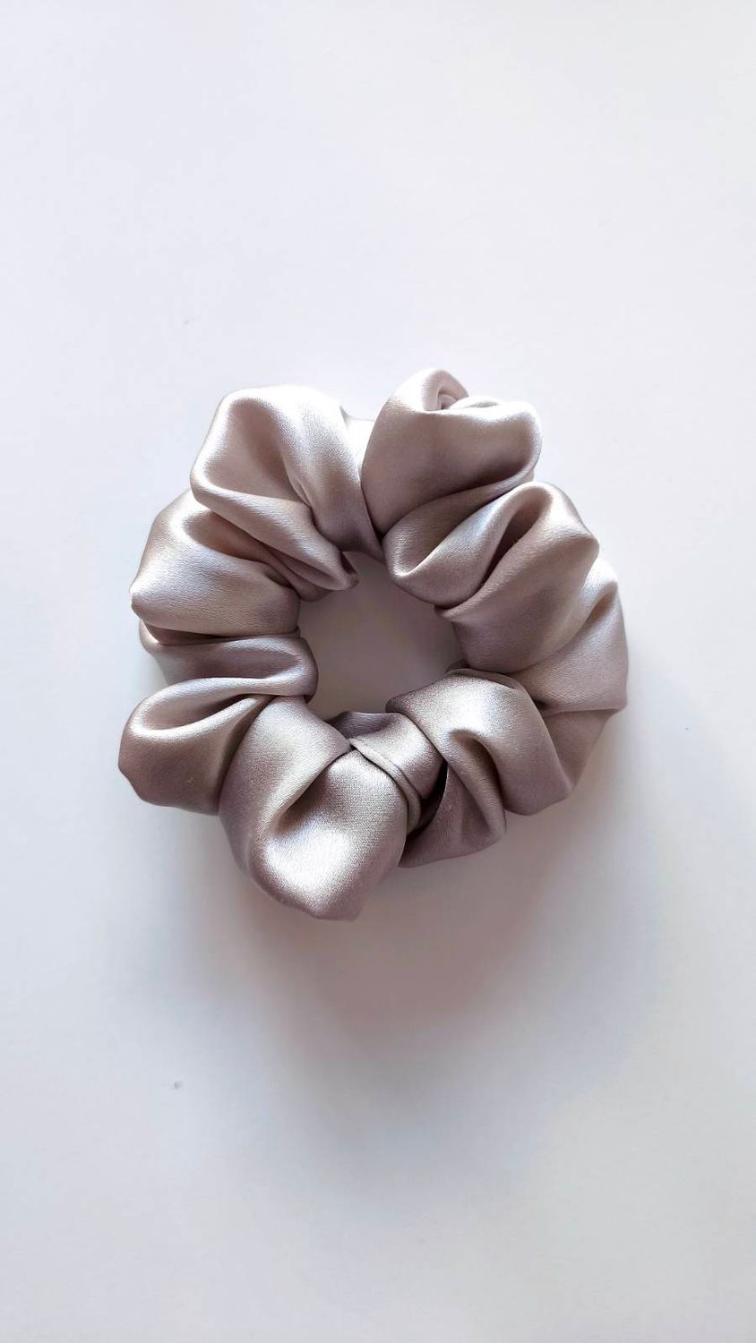 Medium Scrunchie Jedwabna silver grey