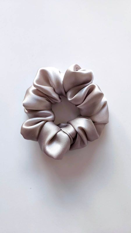Medium Scrunchie Jedwabna silver grey